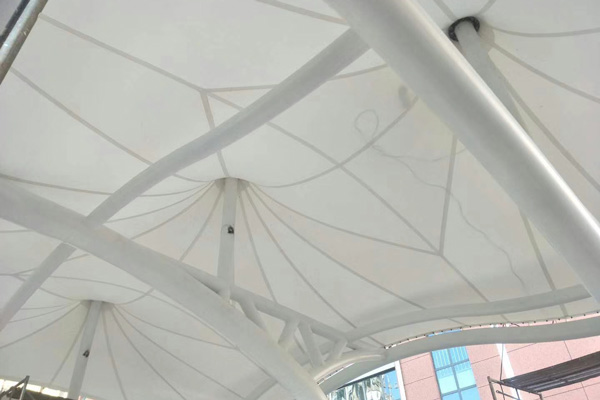 室外空間升級：海口膜結構工程為商業、停車場和景觀帶來美觀與實用性