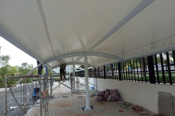 海南膜結(jié)構(gòu)車(chē)棚膜面厚度選擇：關(guān)鍵因素與考慮要點(diǎn)