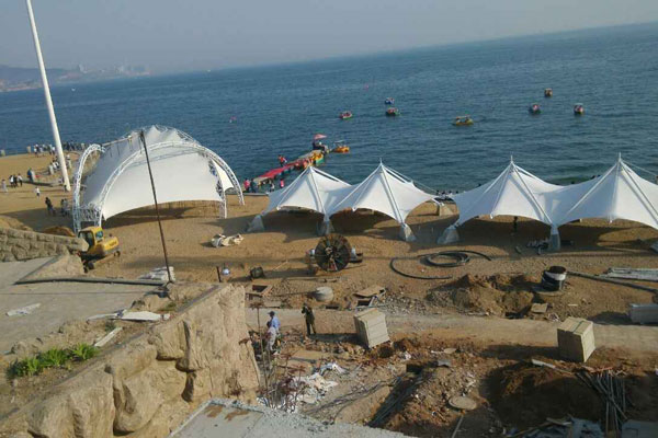 沙灘上的新型建筑：?？谀そY構，打造海濱休閑新地標